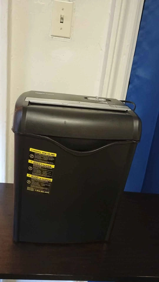 6-Sheet Strip-Cut Paper Shredder for Credit Cards, CDs, DVDs - photo 2