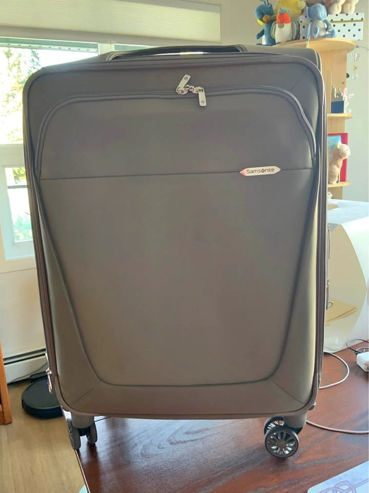 Large Soft-Sided 4-Wheel Samsonite Suitcase