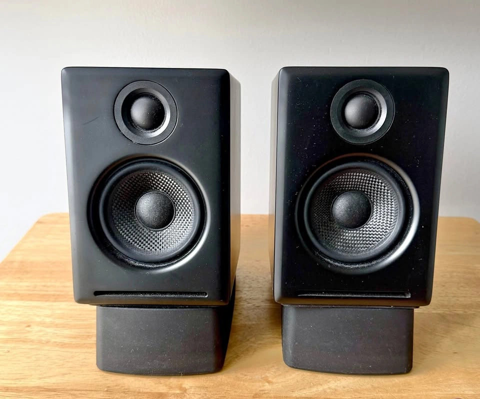 Audioengine A2 Speakers + Stands – Low Maximum Volume