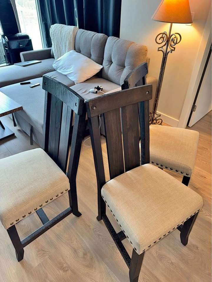 Textured Wood Dinning Room Chairs (3x)