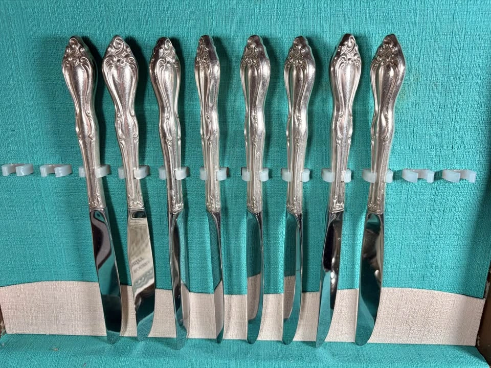Vintage Wm. A. Rogers Silver-Plated Flatware 8 piece Set - photo 2