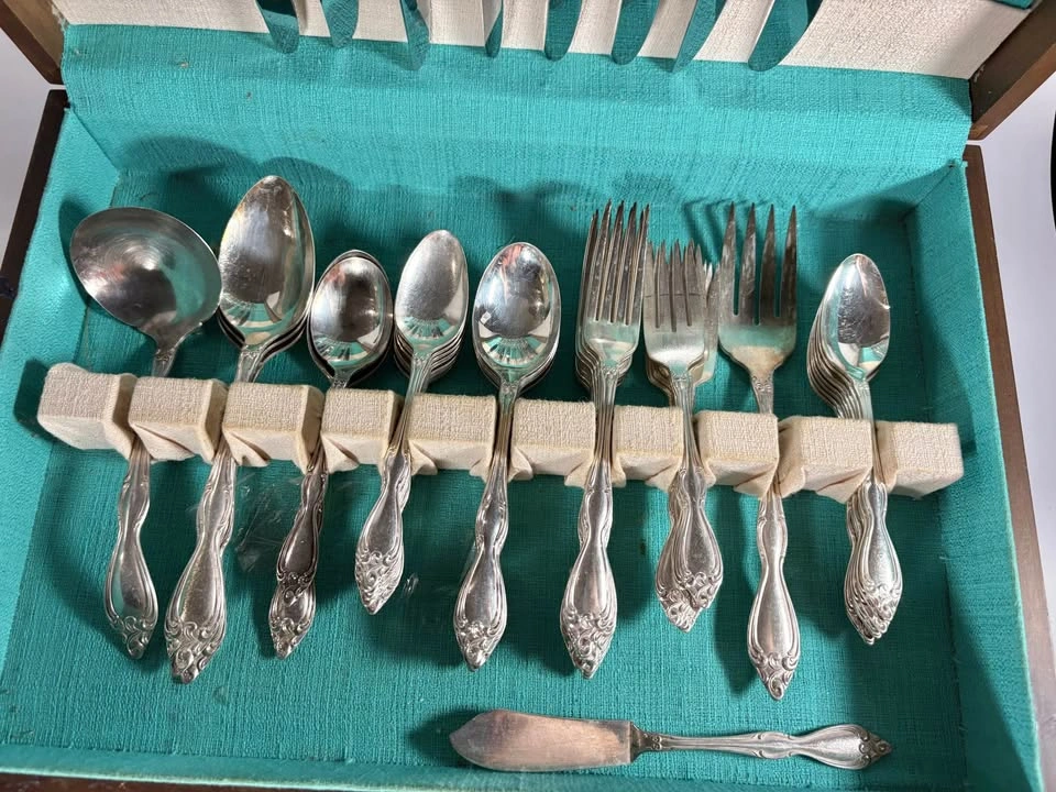 Vintage Wm. A. Rogers Silver-Plated Flatware 8 piece Set - photo 3