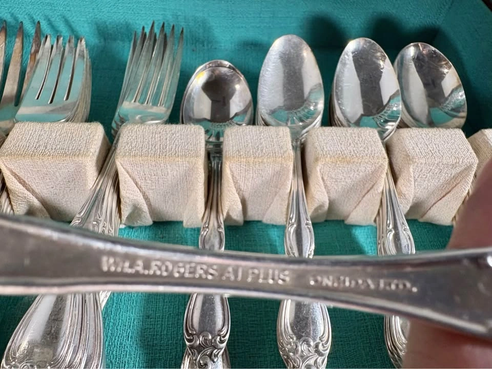 Vintage Wm. A. Rogers Silver-Plated Flatware 8 piece Set - photo 5