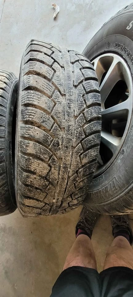 17" Winter Tires & Genuine OEM Alloy Rims - 225/65R17 - photo 4