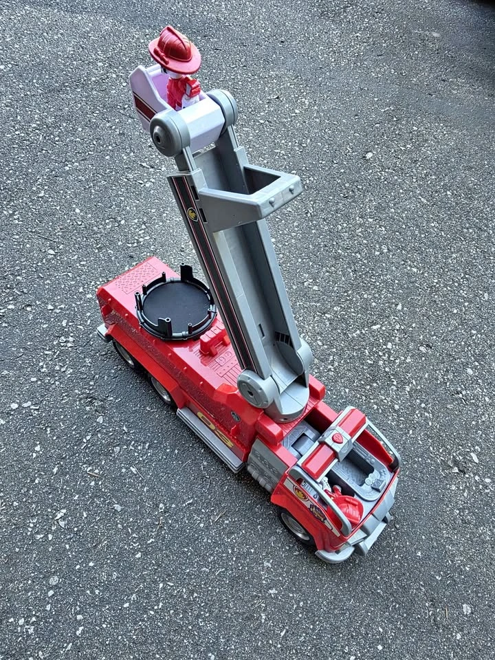 Paw Patrol Ultimate Rescue Fire Truck