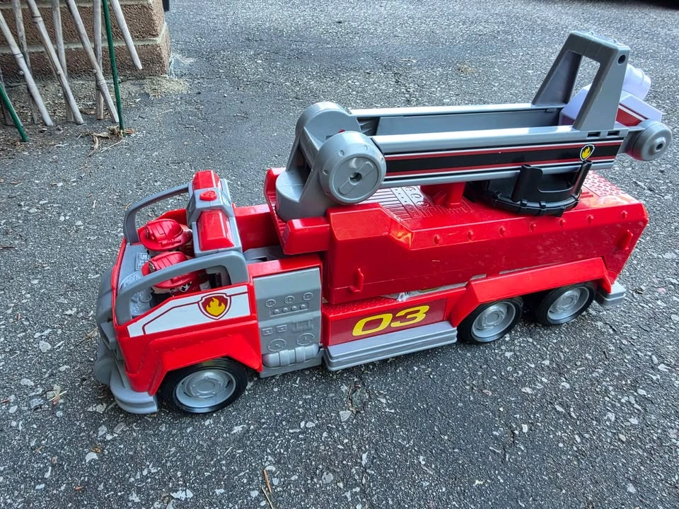 Paw Patrol Ultimate Rescue Fire Truck - photo 2