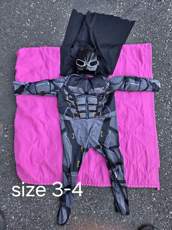 Batman kids halloween costume size 3-4