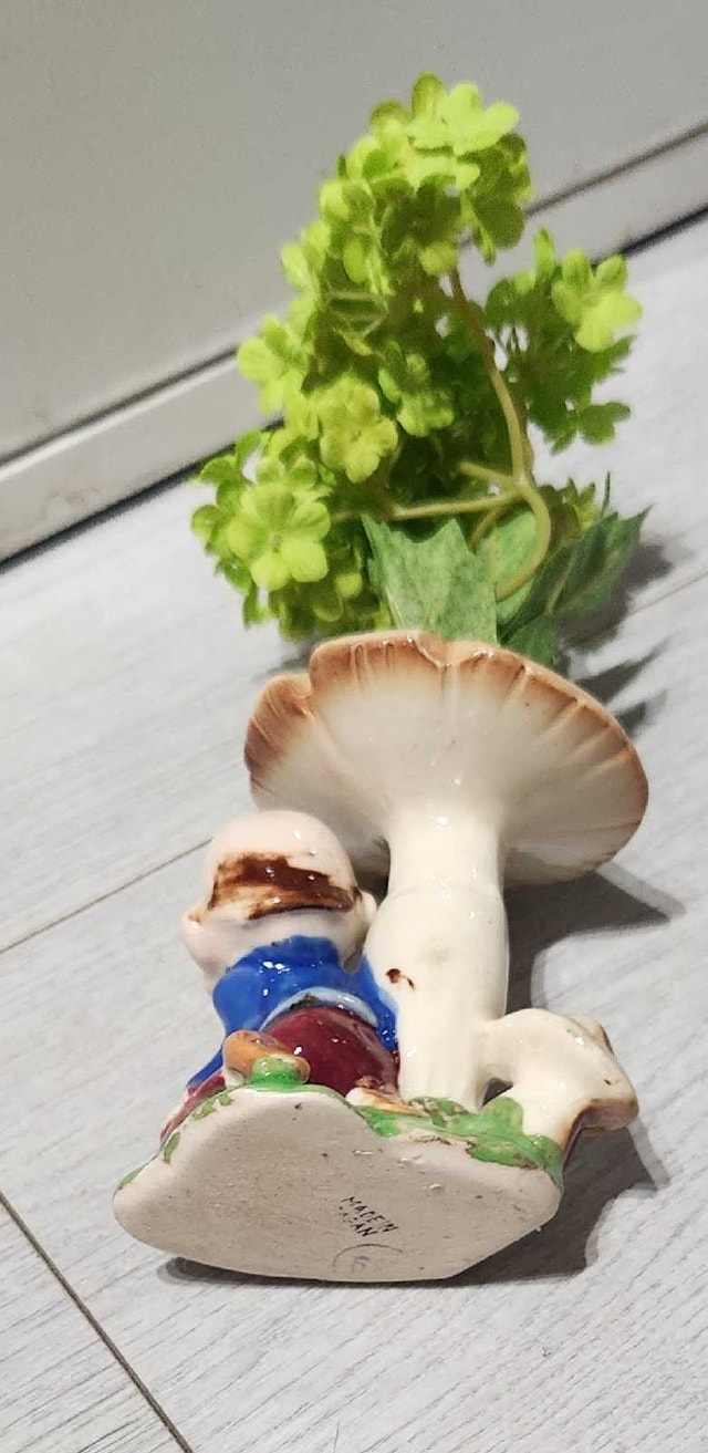 Vintage Royal Sealy Gnome/Pixie Mushroom Bud Vase - photo 5