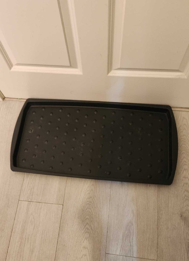 Black Plastic Polka Dot Show Mat