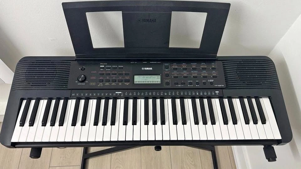 Yamaha Keyboard PSR-E273 61 keys with stand