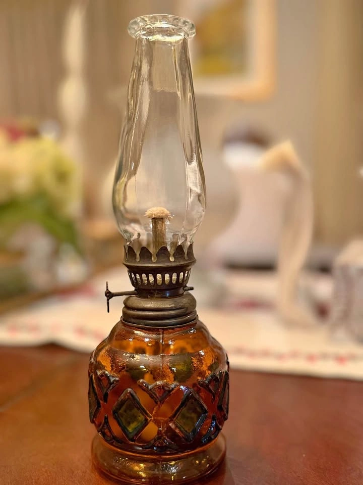 Vintage Amber Glass Oil Lamp – Antique Style