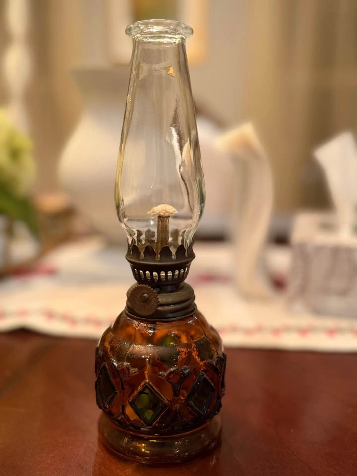 Vintage Amber Glass Oil Lamp – Antique Style - photo 4