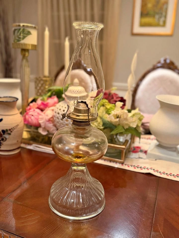 Vintage Glass Oil Lamp – Antique Style