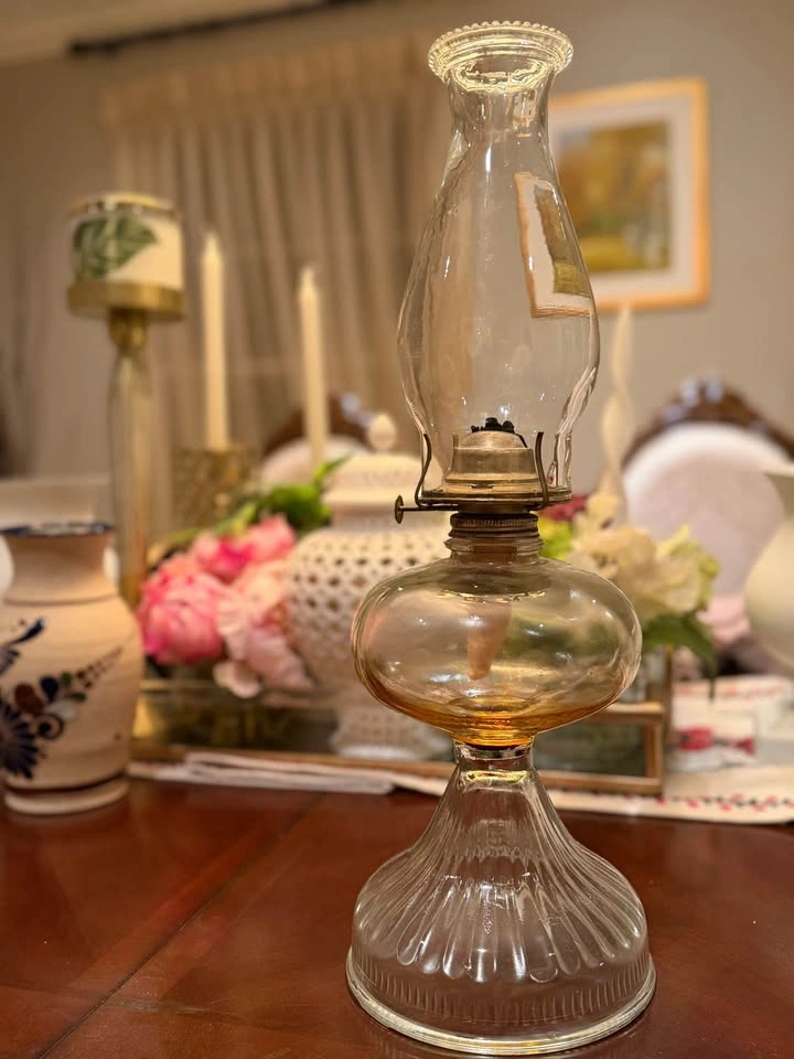 Vintage Glass Oil Lamp – Antique Style - photo 2