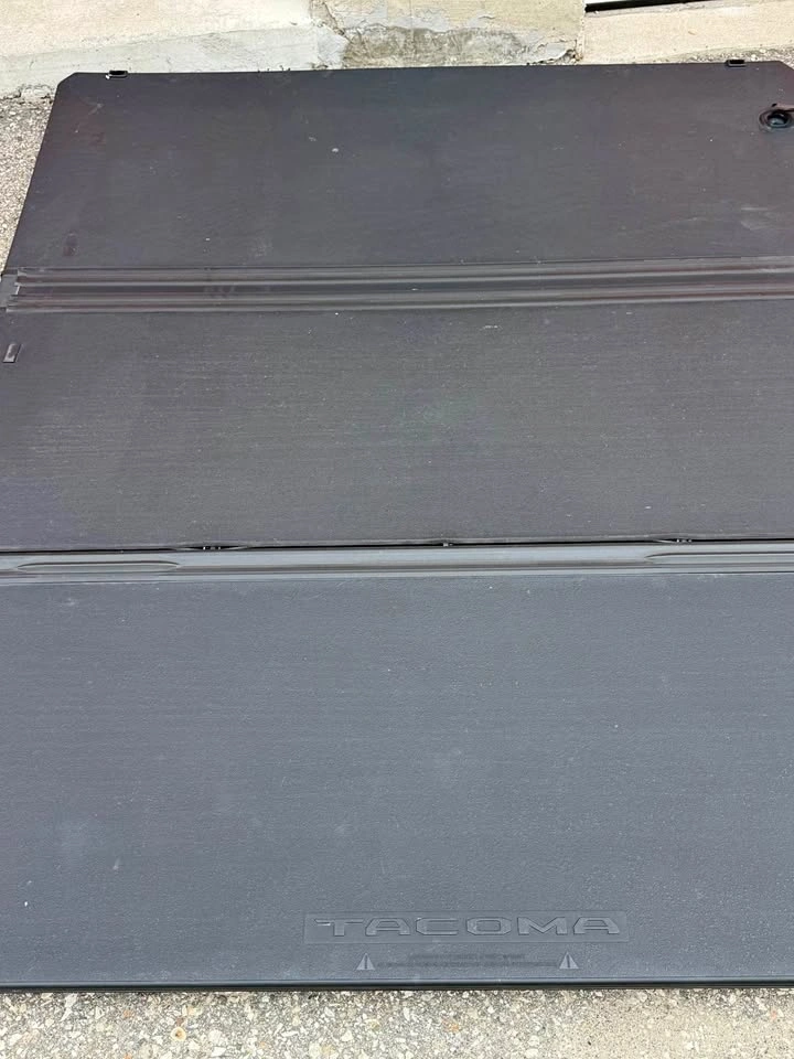 Toyota Tacoma 6-Foot Bed OEM Tri-Fold Tonneau Cover – GEN 3