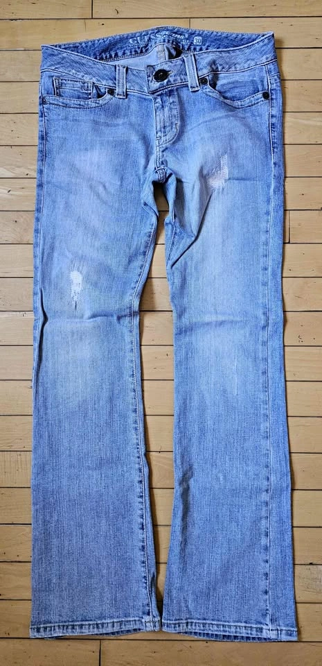 GUESS Daredevil Bootcut Low Rise Light Wash Jeans - Size 30