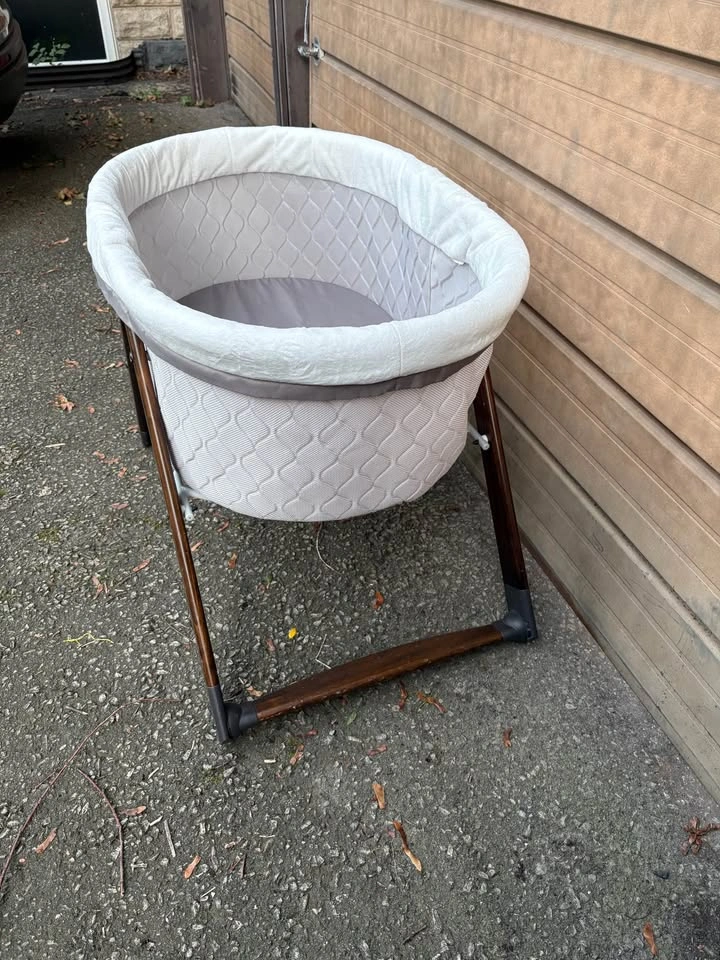 Baby Bassinet with solid wood base - photo 2