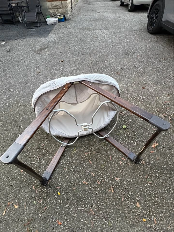 Baby Bassinet with solid wood base - photo 3