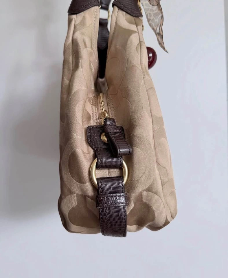 Coach Signature C Madison Shoulder Bag w/gold hardware - photo 3