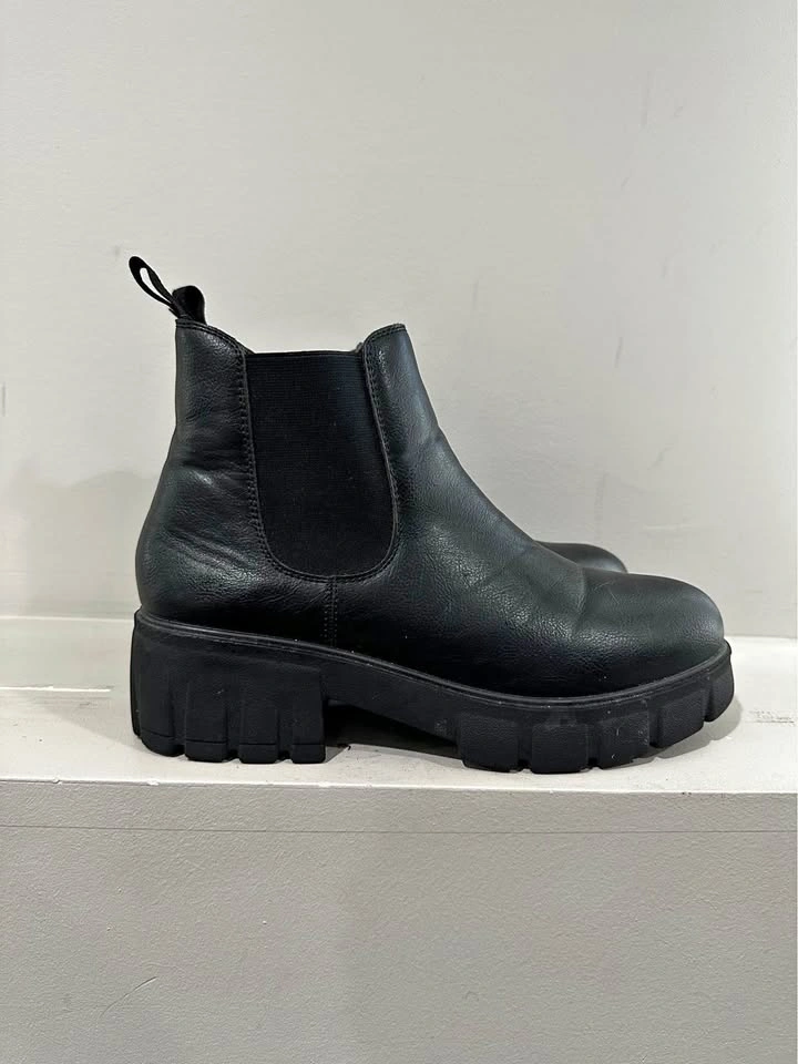 CUSHIONAIRE Sasha Women’s Black Leather Boots – Size 7