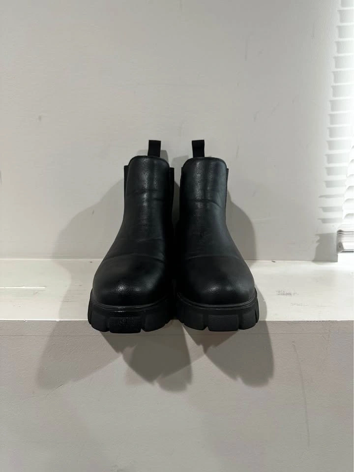 CUSHIONAIRE Sasha Women’s Black Leather Boots – Size 7 - photo 2