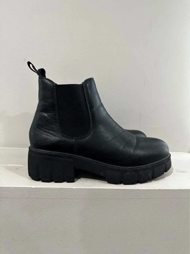 CUSHIONAIRE Sasha Women’s Black Leather Boots – Size 7 - photo 4
