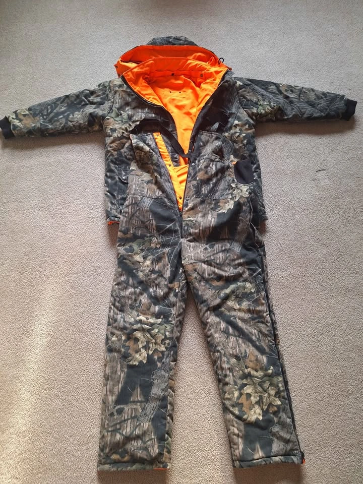 Insulated men's camo hunting clothing