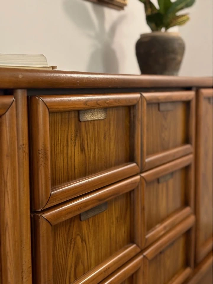 GORGEOUS VINTAGE RED OAK AND BRASS MCM DRESSER! - photo 2