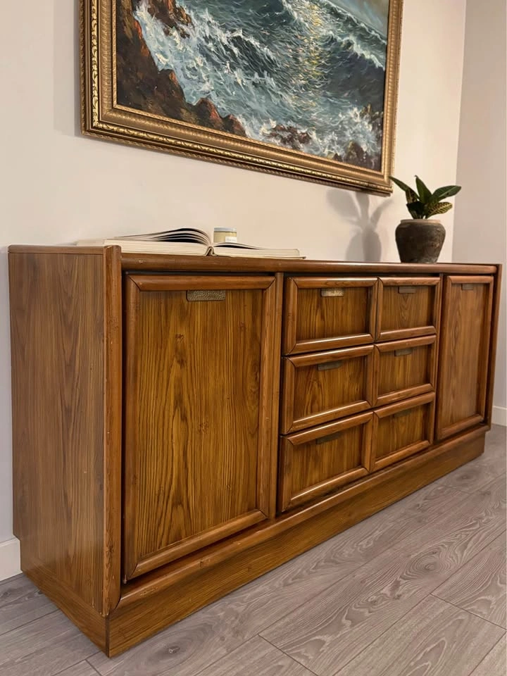 GORGEOUS VINTAGE RED OAK AND BRASS MCM DRESSER! - photo 3