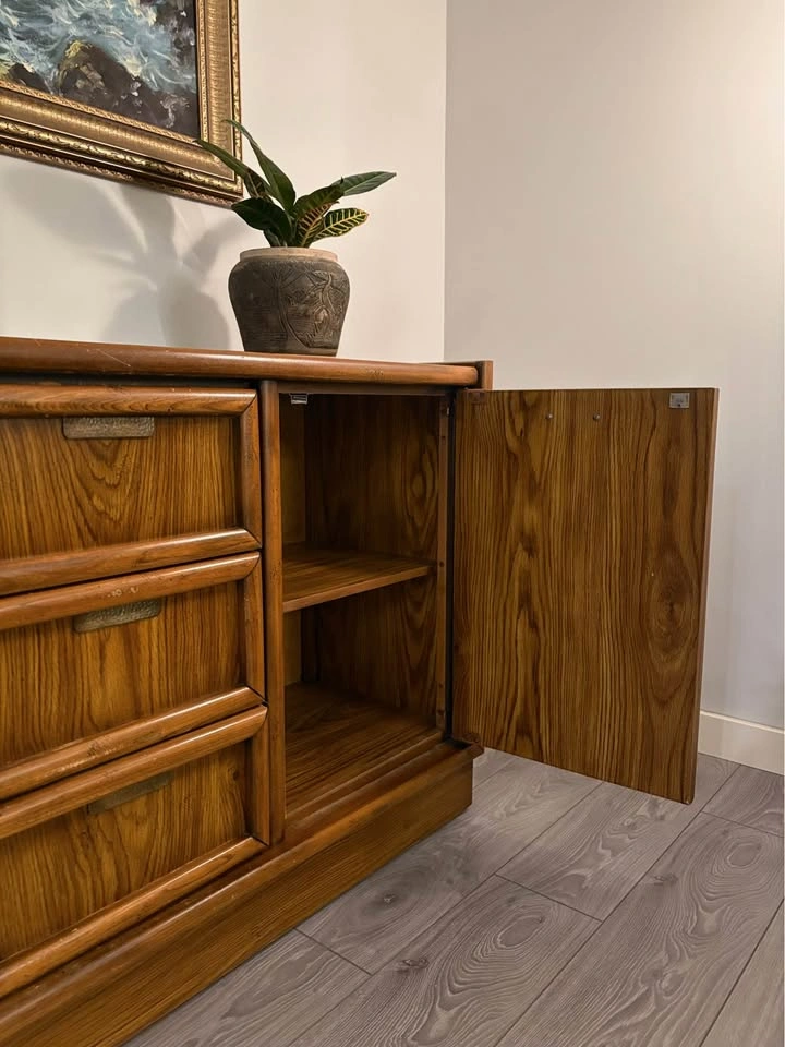 GORGEOUS VINTAGE RED OAK AND BRASS MCM DRESSER! - photo 4
