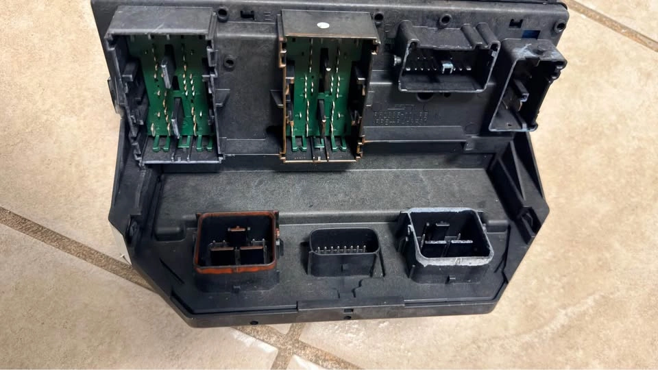 Fuse Box TIPM Jeep Wrangler 2008-2009 Part # JKB0CC04E9 - photo 2