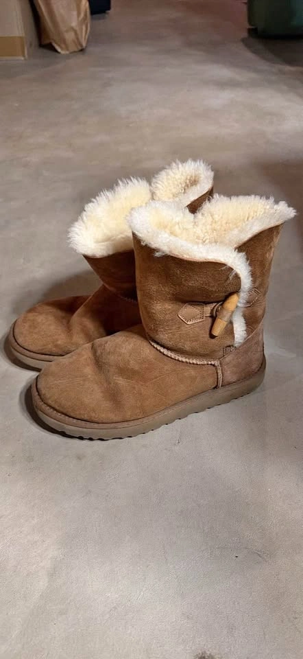 Uggs calf or ankle Woman’s size 9