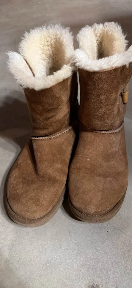 Uggs calf or ankle Woman’s size 9 - photo 2