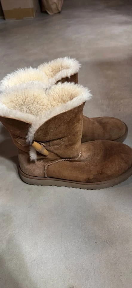 Uggs calf or ankle Woman’s size 9 - photo 3