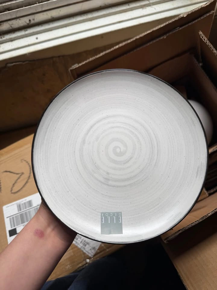 Bowls, small and large plates and mugs - place setting - photo 3