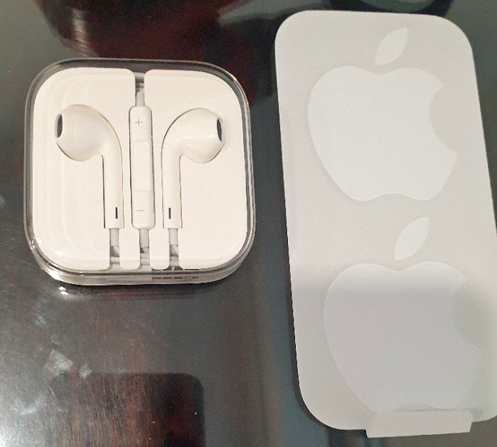 NEW Apple earpods in ear headphones w/lighting