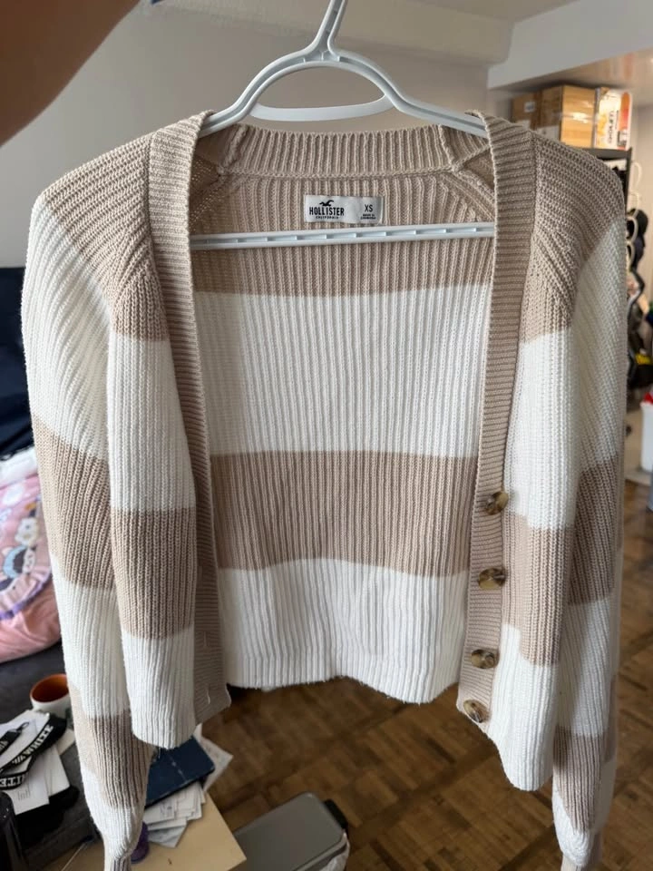 Hollister Sweater - Size XS - photo 2