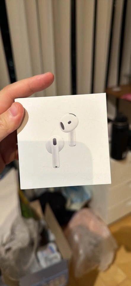 Apple Box - Mac book pro, iPhone 17, AirPod 4 - photo 2