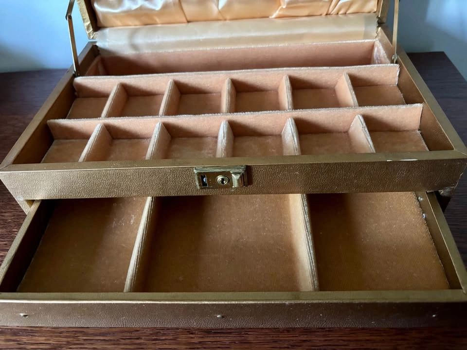 Vintage Mele Automatic Cantilever Jewelry Box Gold Faux Leather - photo 3