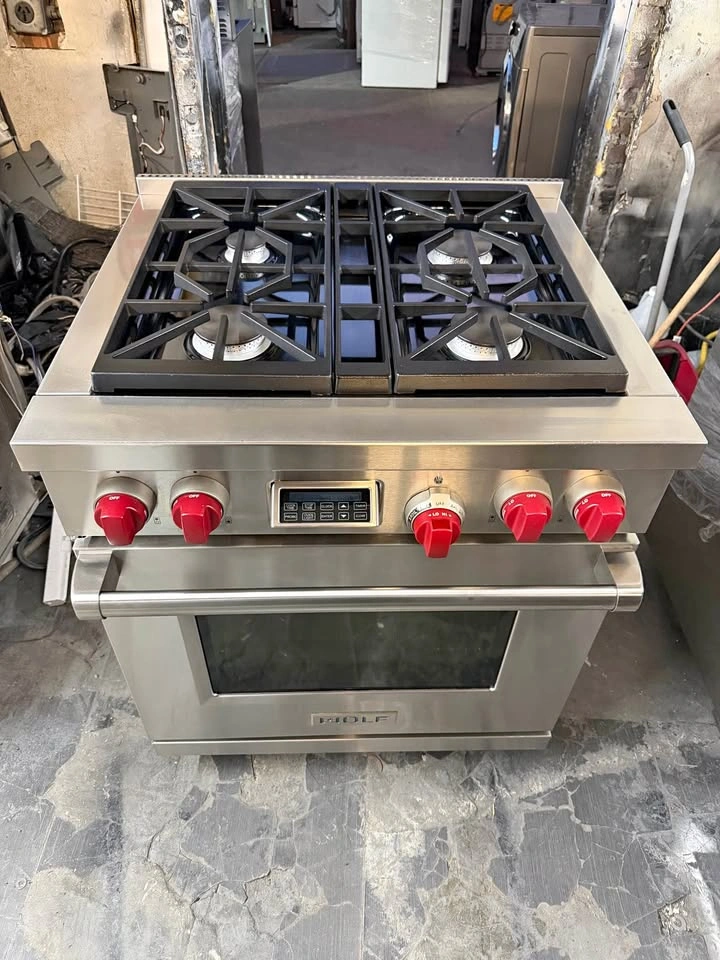 Wolf 30" Professional dual fuel range