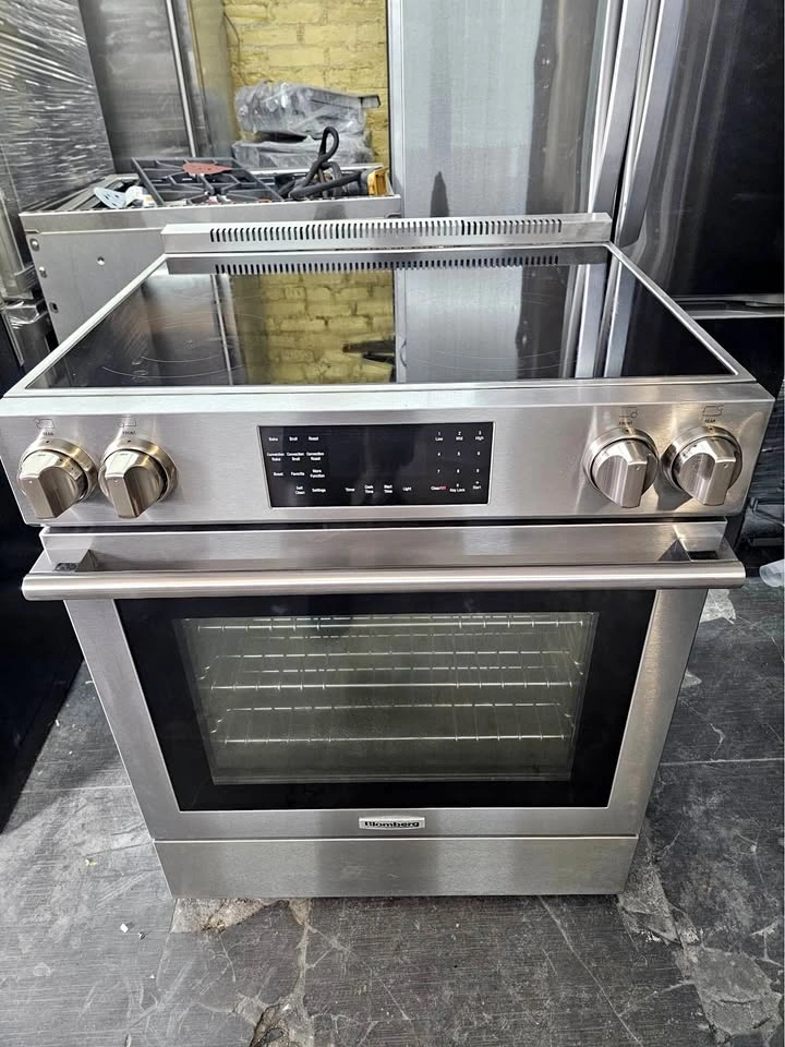 Blomberg 30" Slide-In Electric Range