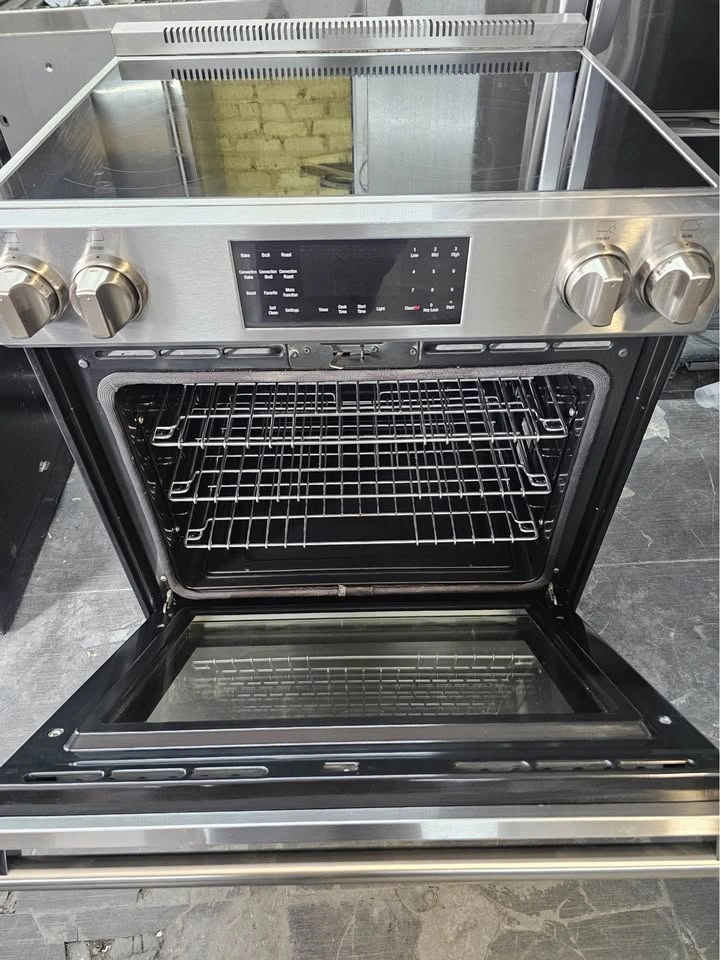 Blomberg 30" Slide-In Electric Range - photo 2