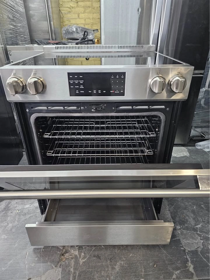 Blomberg 30" Slide-In Electric Range - photo 3