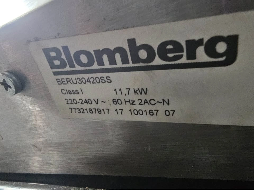 Blomberg 30" Slide-In Electric Range - photo 5