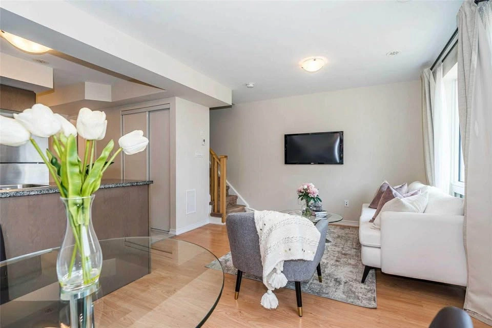 2 Beds 2 Baths - Townhouse - photo 2