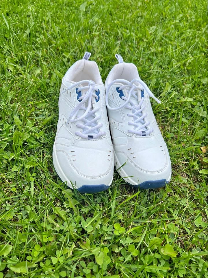 White Athletic Sneakers / Walking Shoes – Men's Size US 9