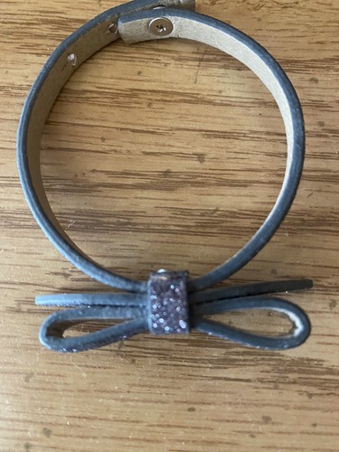 Bracelet- Grey sparkle leather bow snap-back bracelet - preowned - photo 2