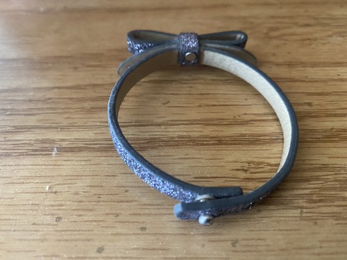 Bracelet- Grey sparkle leather bow snap-back bracelet - preowned - photo 3