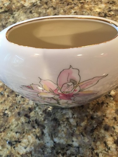 Vintage 1970s White Porcelain Floral Vase with Gold Rim - photo 3