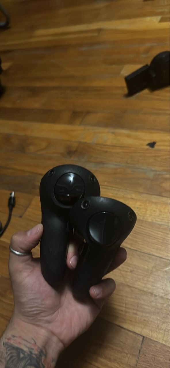 Quest 3 w/ battery pack and quest pro controllers - photo 2